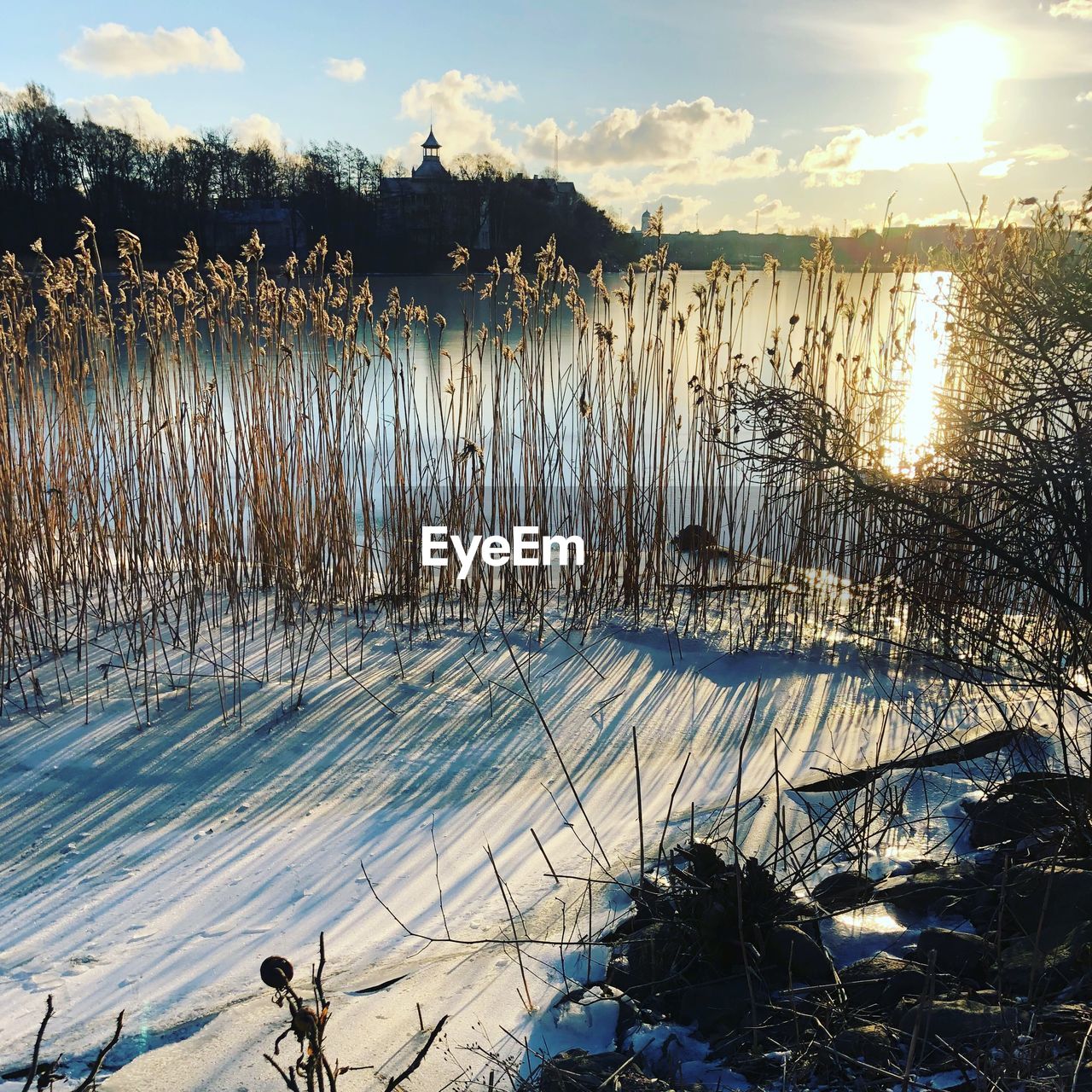 SCENIC VIEW OF LAKE DURING WINTER AGAINST SKY