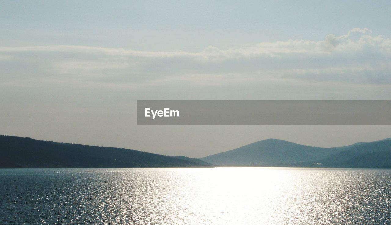 SCENIC VIEW OF SEA AND MOUNTAIN AGAINST SKY