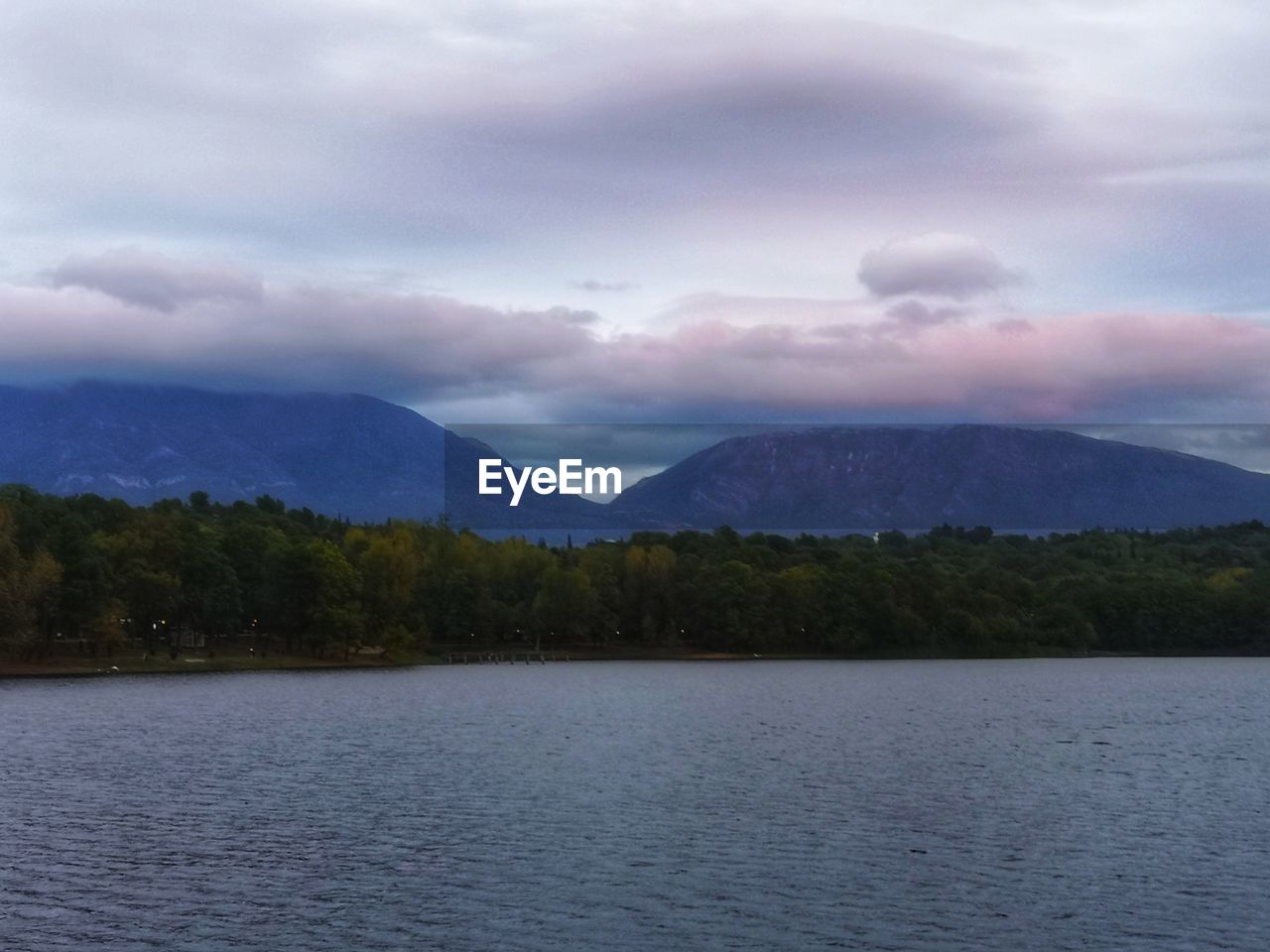 SCENIC VIEW OF LAKE BY MOUNTAIN AGAINST SKY