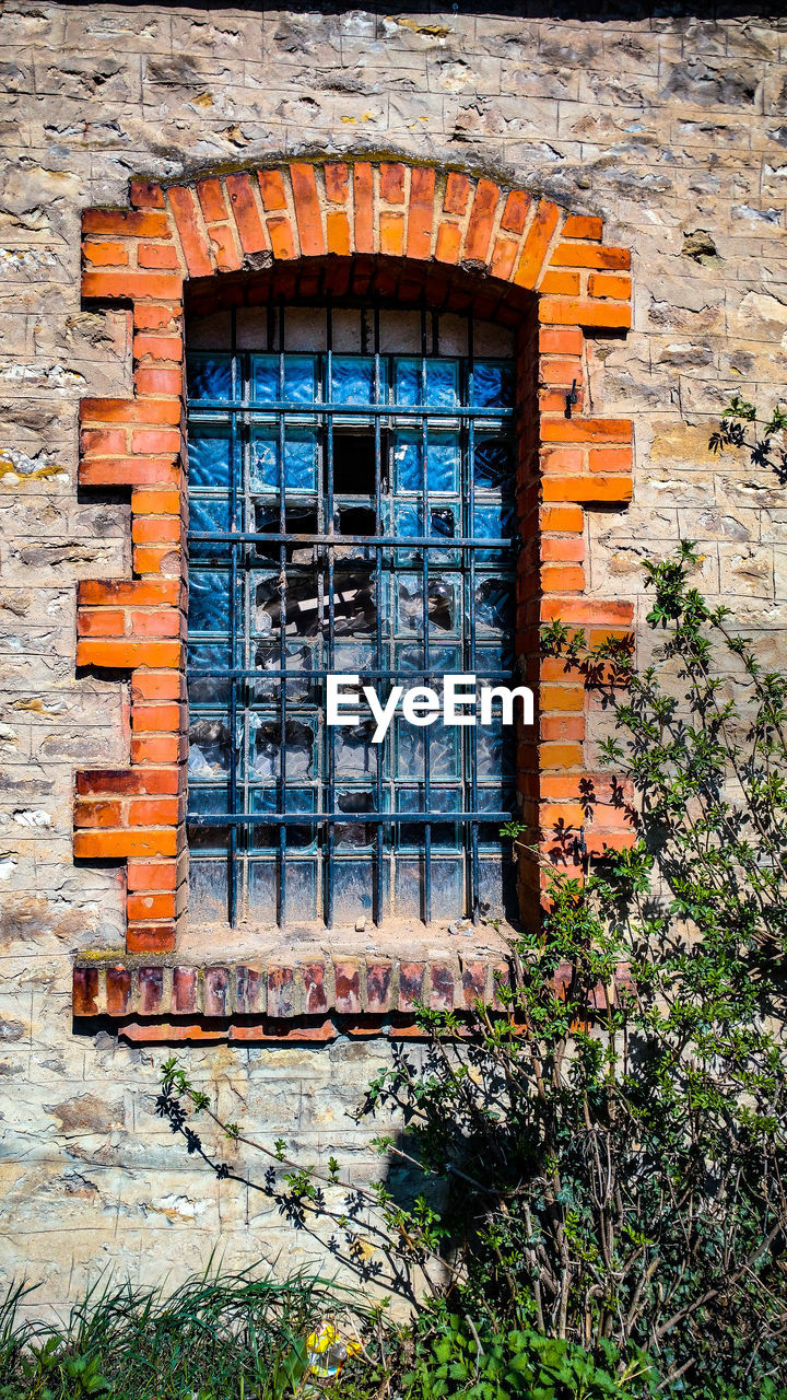 CLOSE-UP OF WINDOWS OF BUILDING