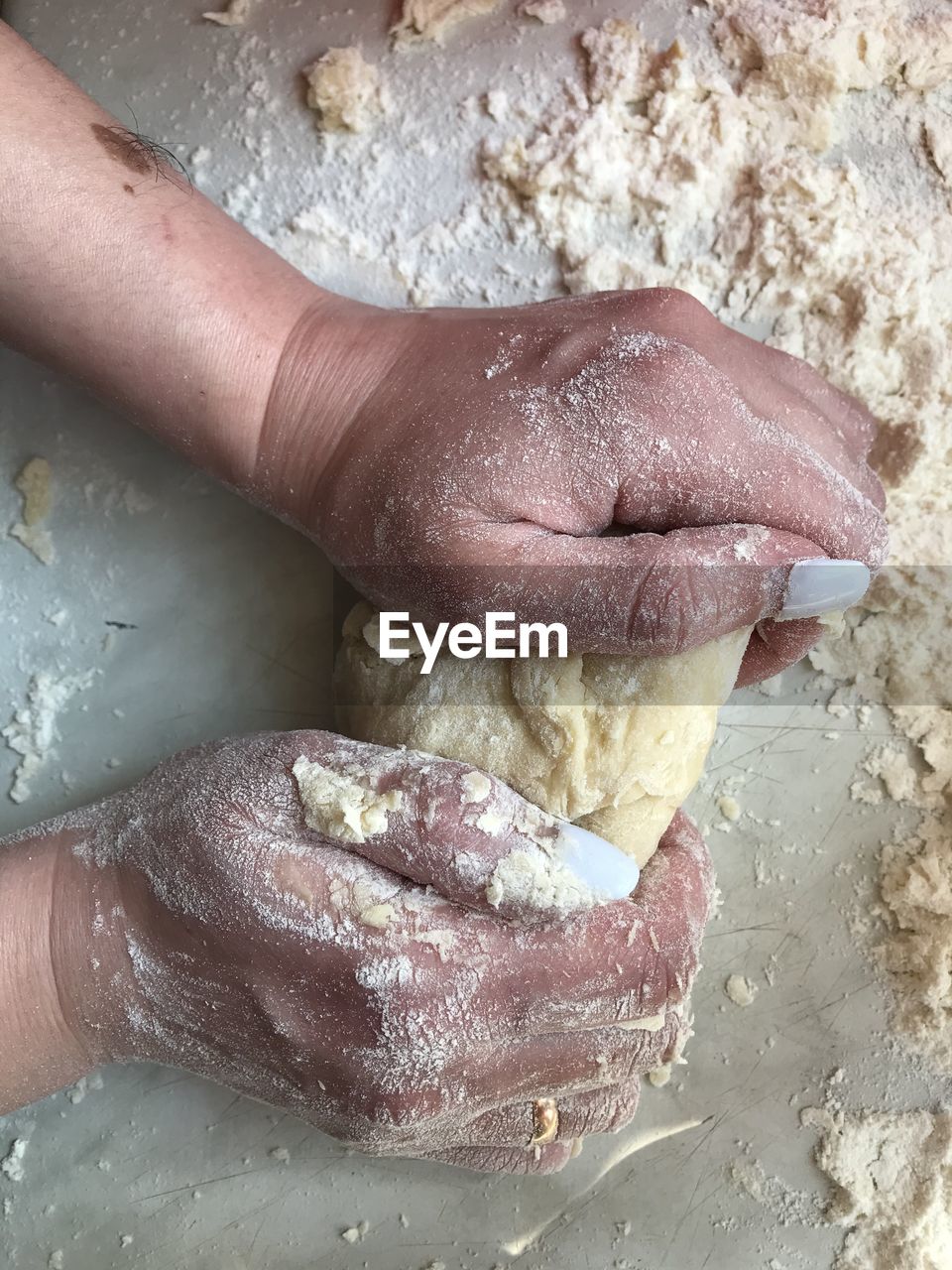 CLOSE-UP OF HAND HOLDING BREAD