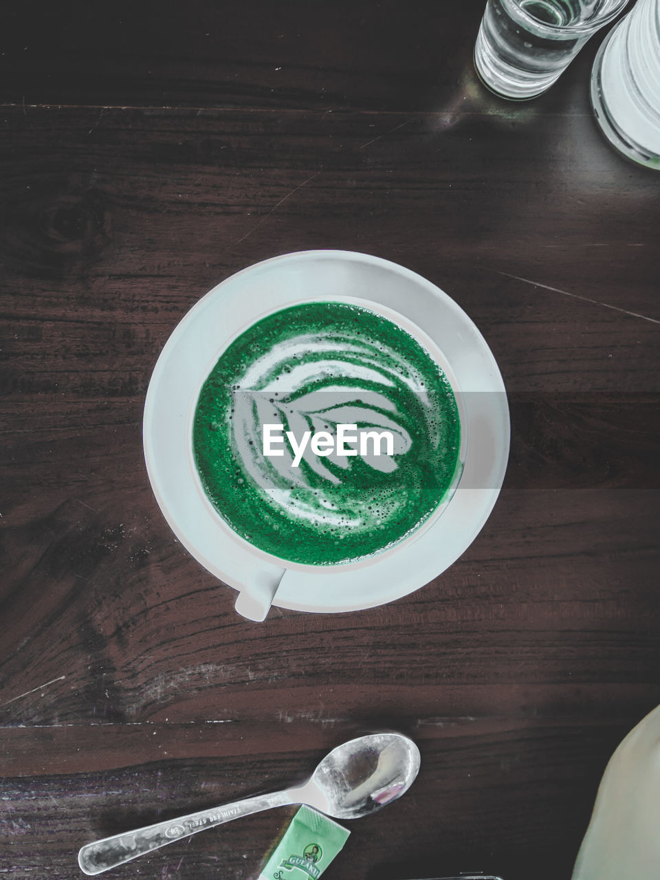 HIGH ANGLE VIEW OF COFFEE CUP ON WOODEN TABLE