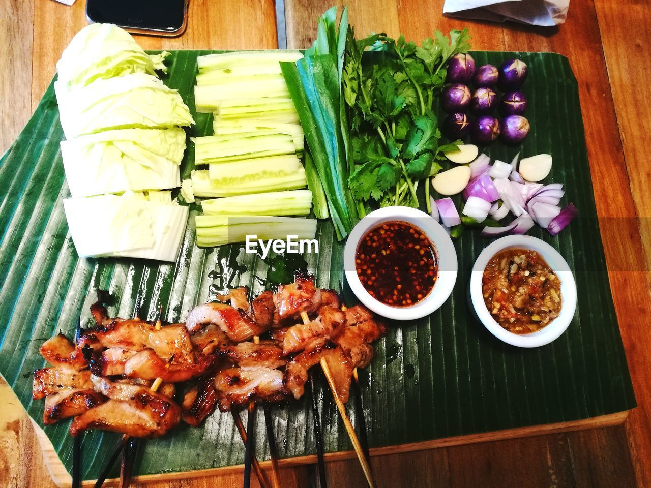 HIGH ANGLE VIEW OF VEGETABLES IN BOWL ON TABLE