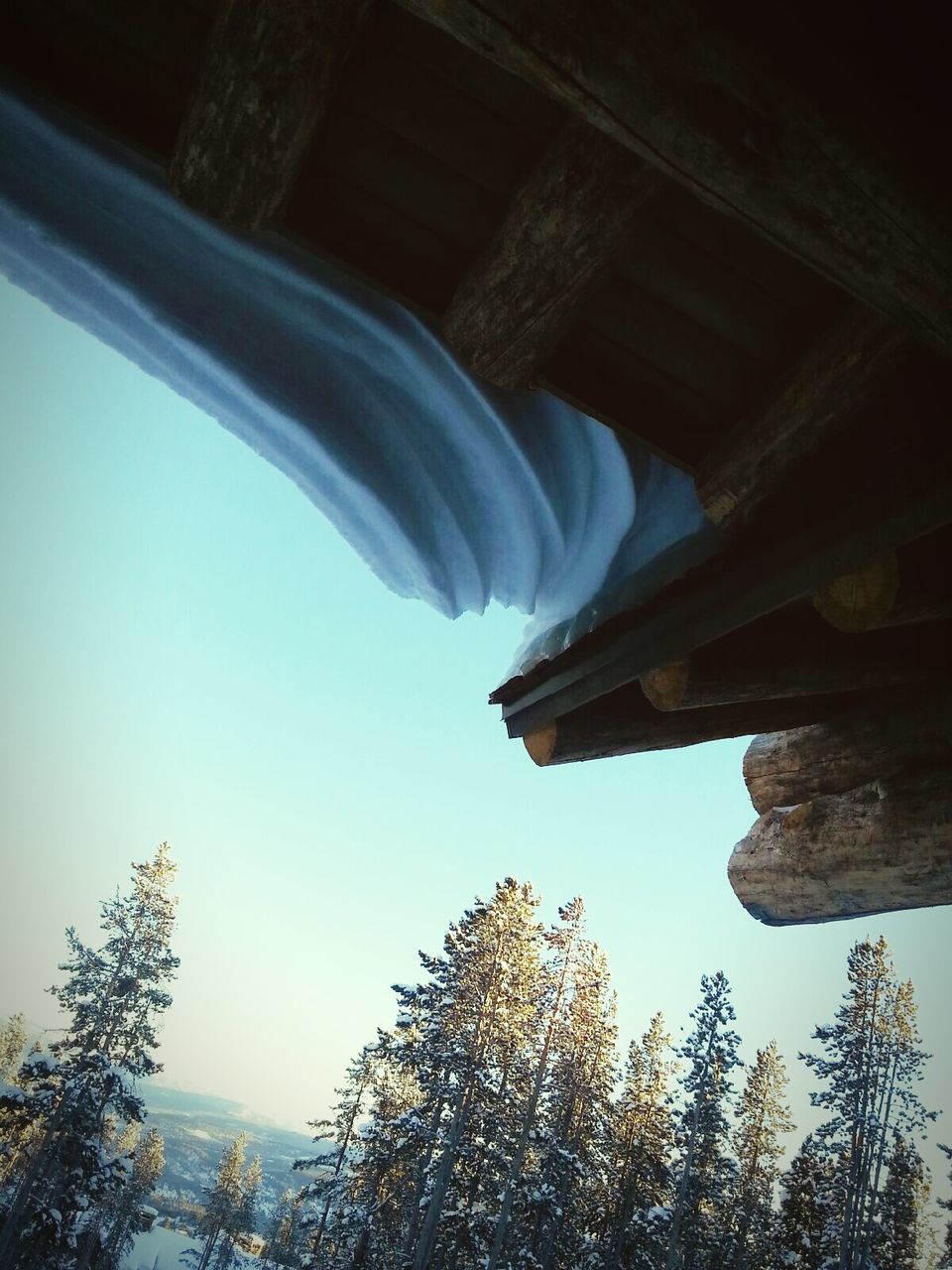 LOW ANGLE VIEW OF BUILT STRUCTURE AGAINST SKY