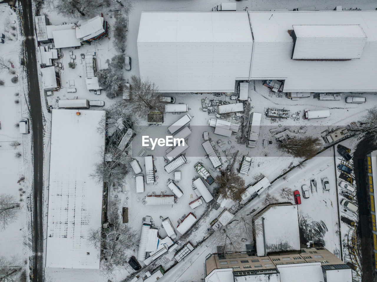 HIGH ANGLE VIEW OF SNOW COVERED BUILDING WALL