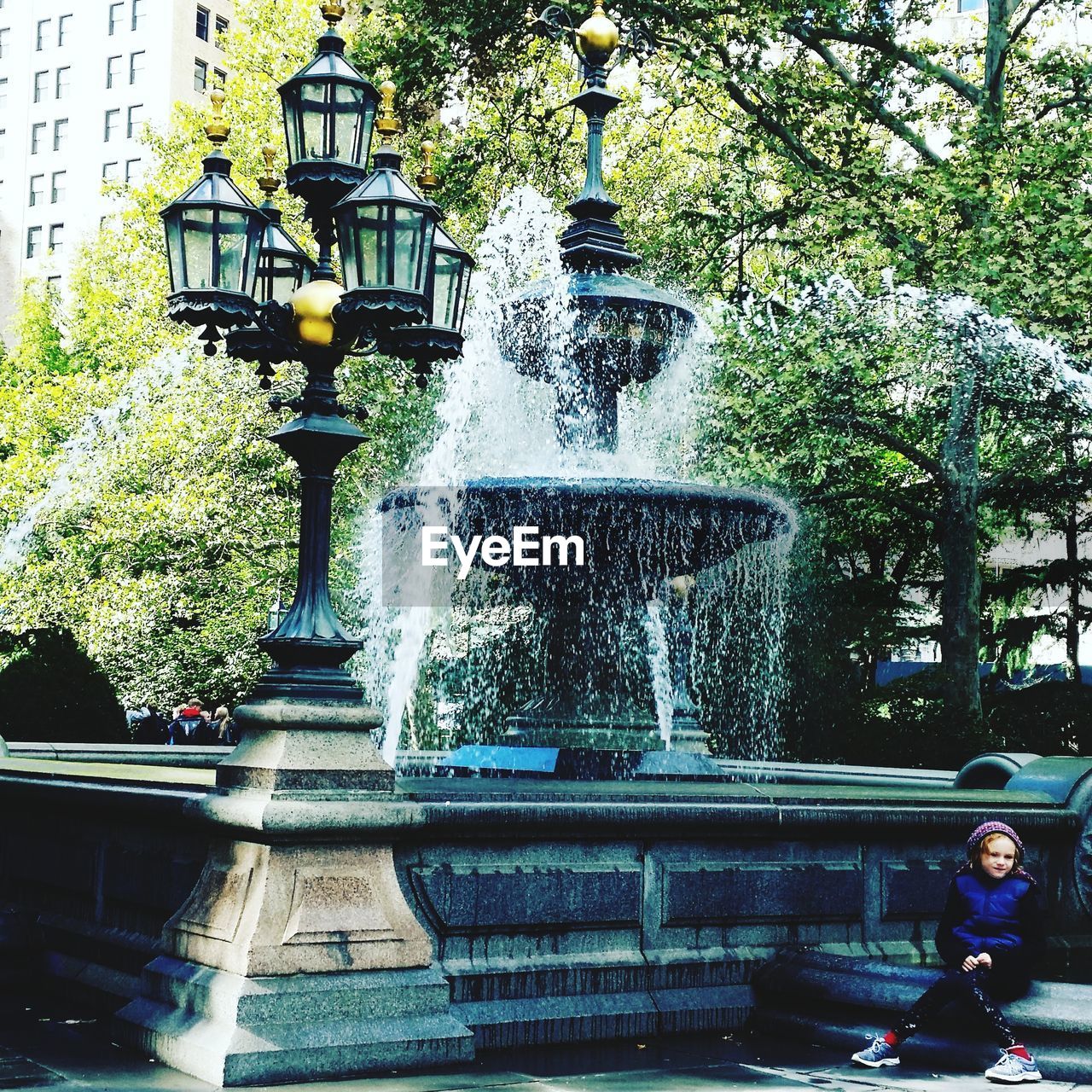 WATER FOUNTAIN IN CITY