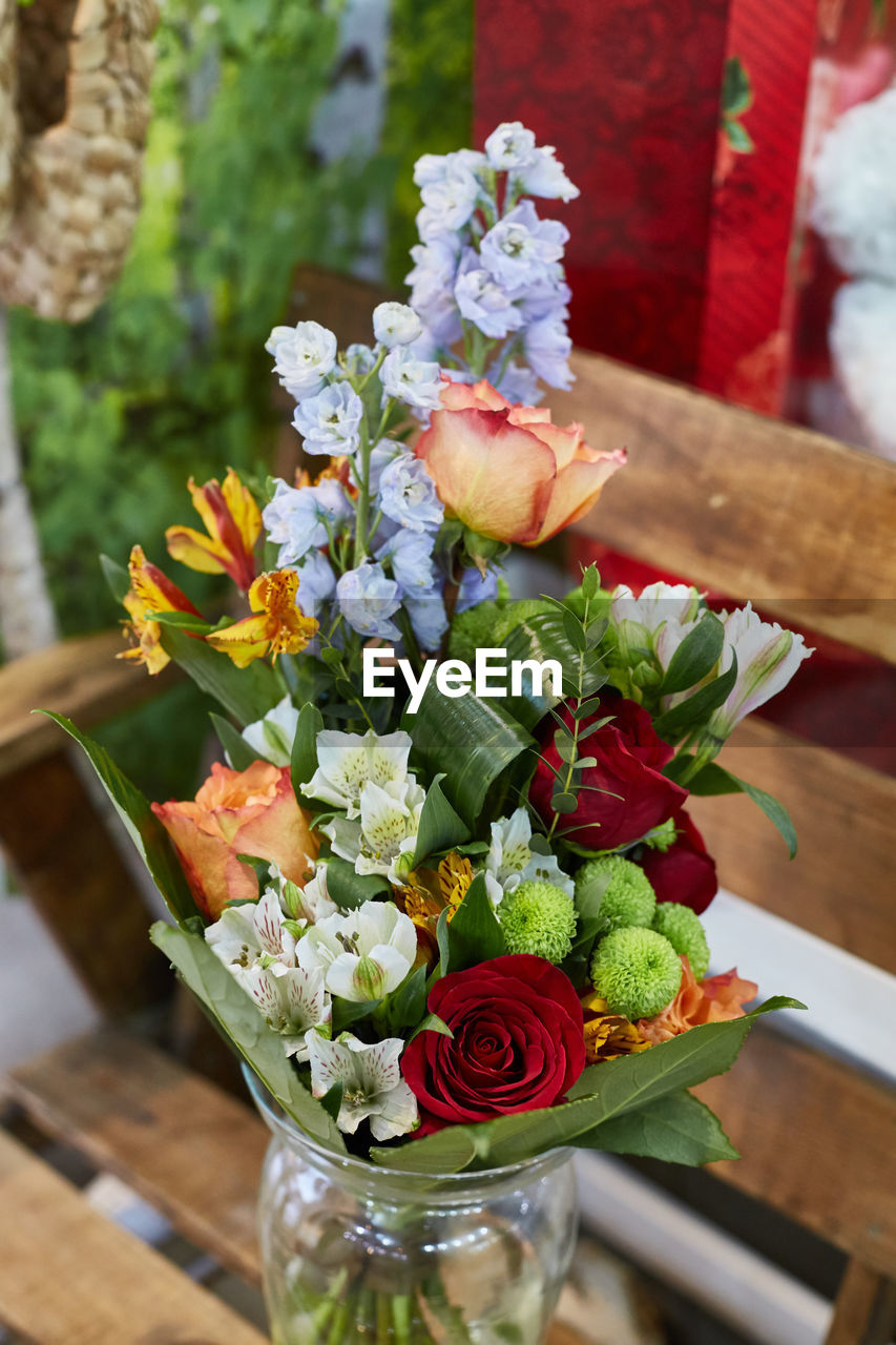 CLOSE-UP OF FLOWERS ON TABLE