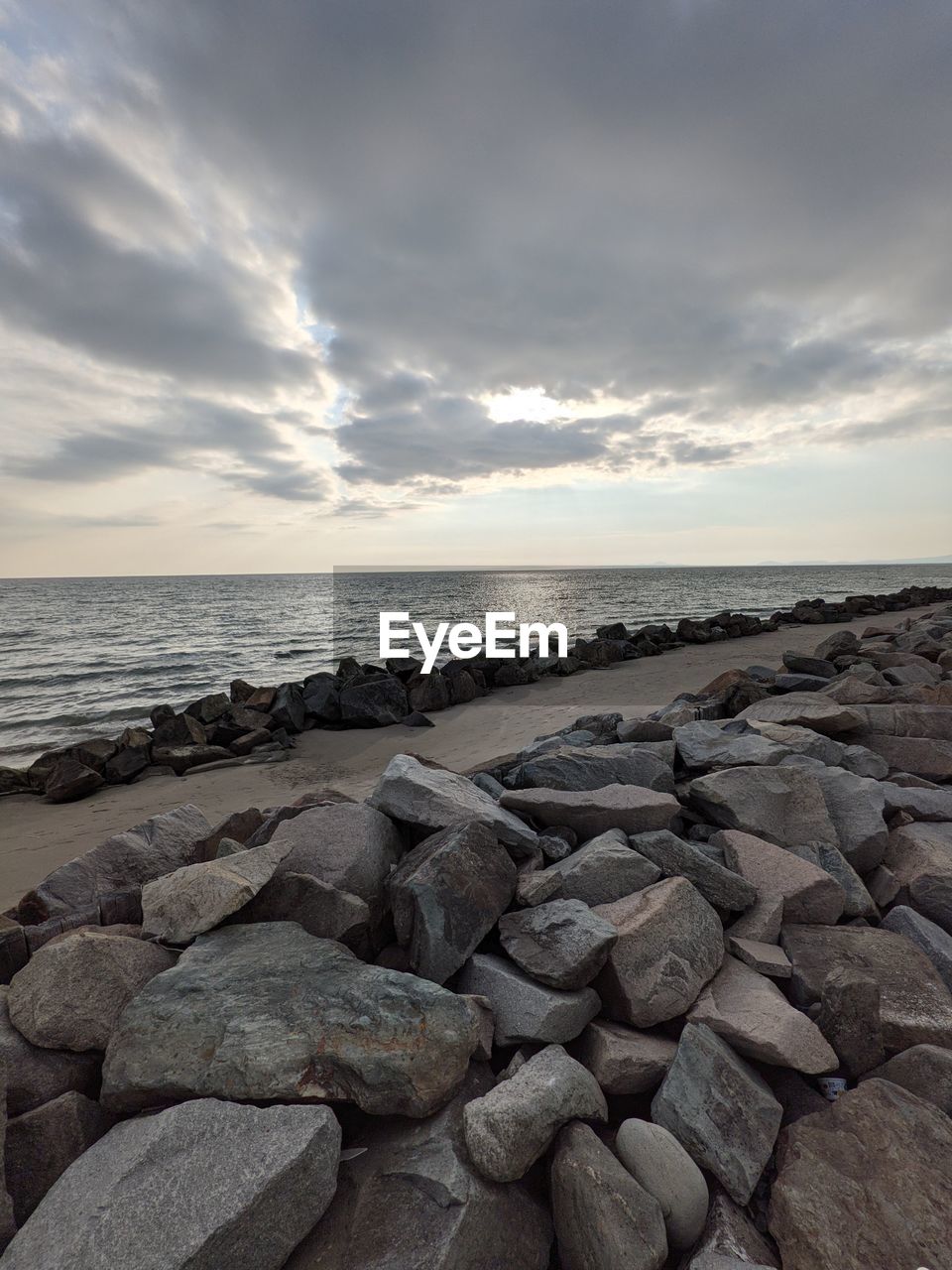 SCENIC VIEW OF SEA SHORE AGAINST SKY