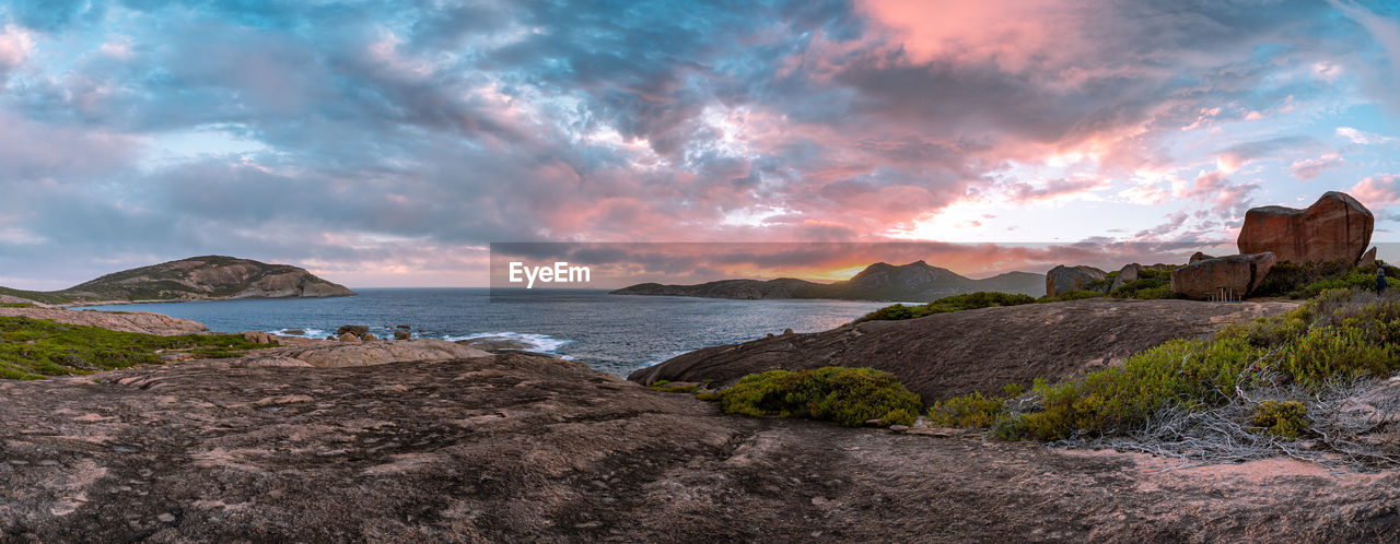 SCENIC VIEW OF SEA AGAINST SKY AT SUNSET