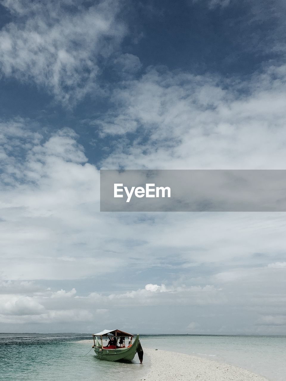 SCENIC VIEW OF BOAT SAILING IN SEA AGAINST SKY