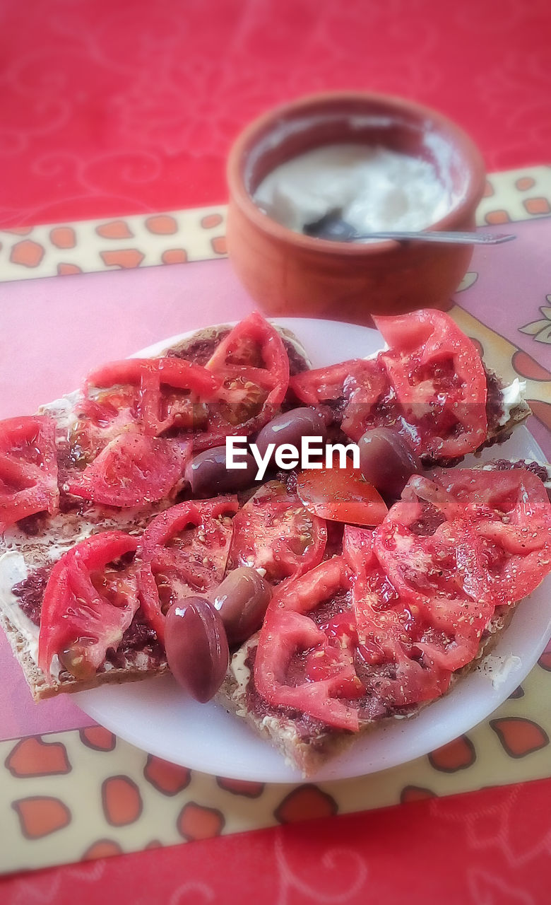 CLOSE-UP OF STRAWBERRIES IN PLATE