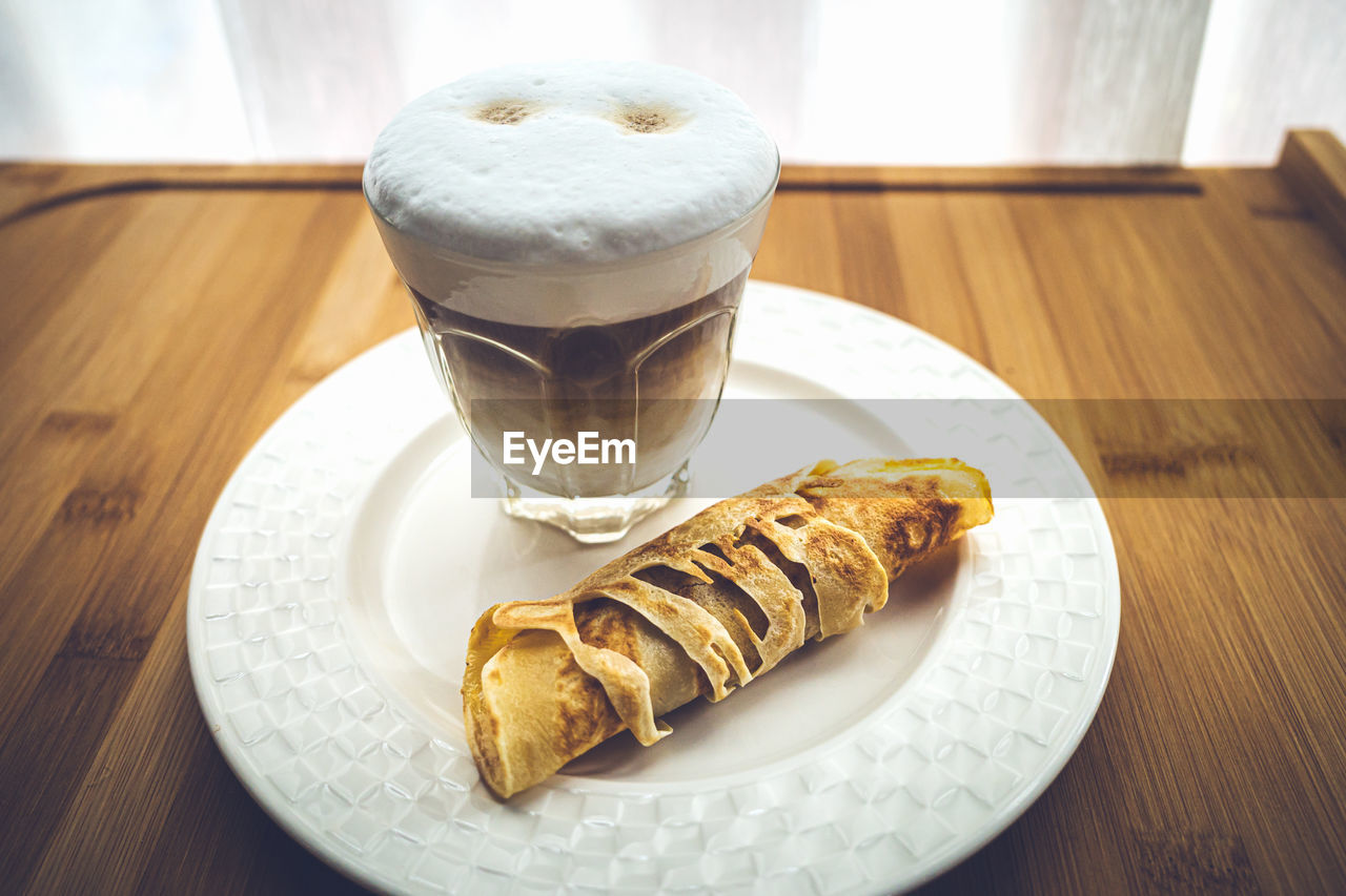 HIGH ANGLE VIEW OF BREAKFAST SERVED IN PLATE ON TABLE