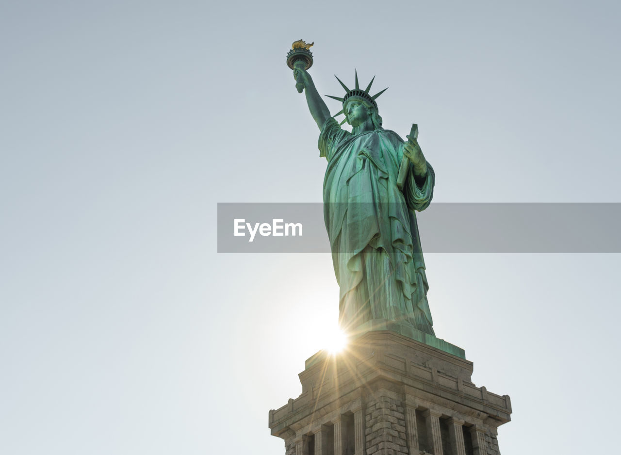 LOW ANGLE VIEW OF STATUE OF HISTORIC BUILDING