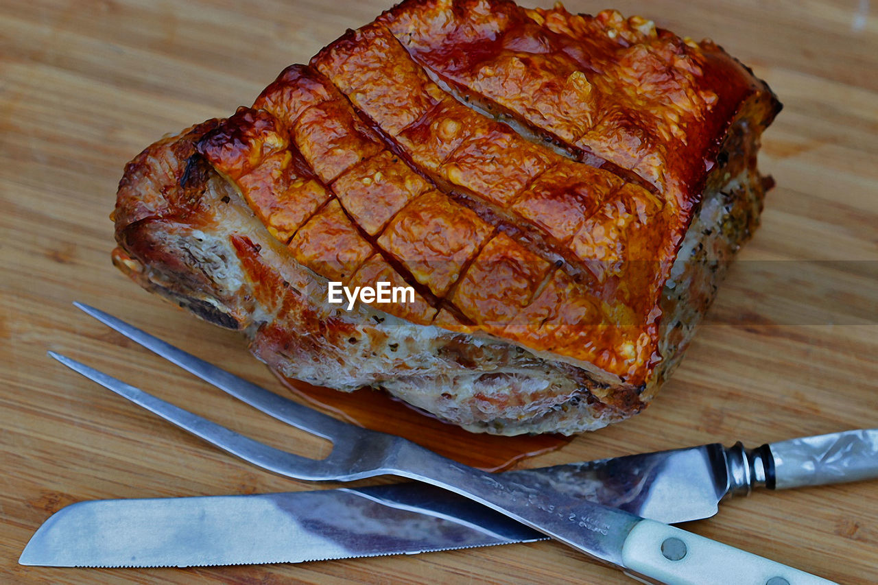 HIGH ANGLE VIEW OF BREAD ON TABLE