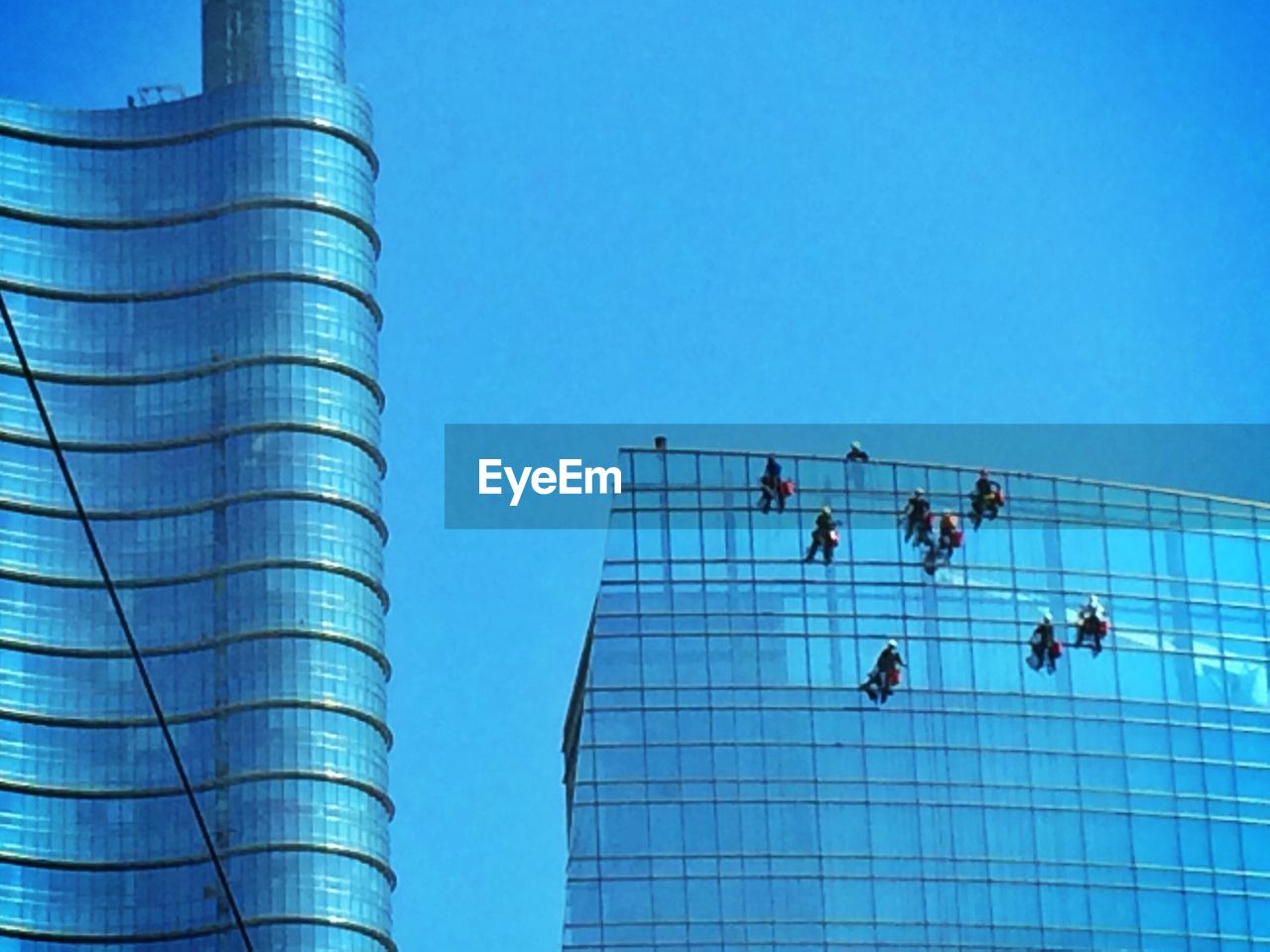 LOW ANGLE VIEW OF MODERN BUILDING AGAINST CLEAR SKY