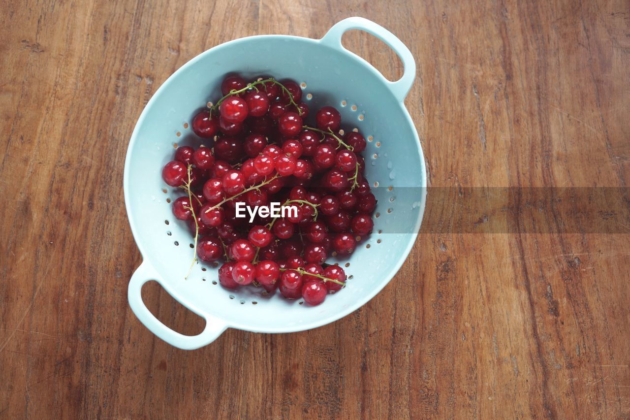 HIGH ANGLE VIEW OF STRAWBERRIES ON TABLE