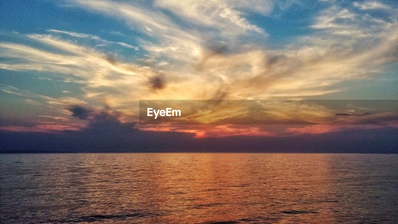 SCENIC VIEW OF DRAMATIC SKY OVER SEA