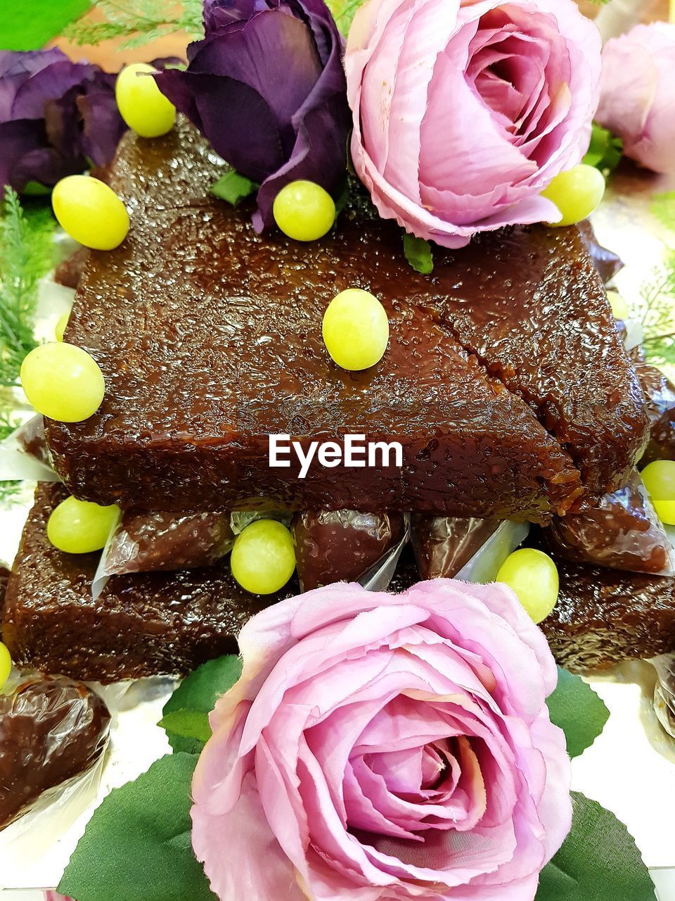 CLOSE-UP OF ICE CREAM WITH CAKE