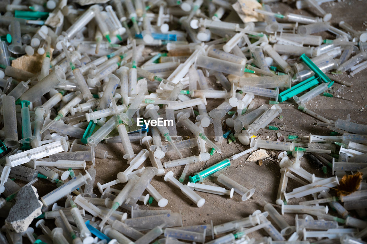 Many dirty syringes and needles