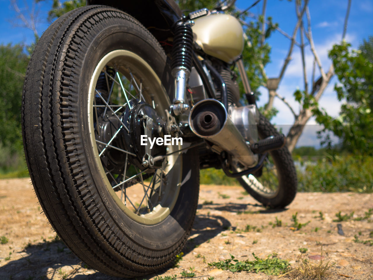 CLOSE-UP OF MOTORCYCLE