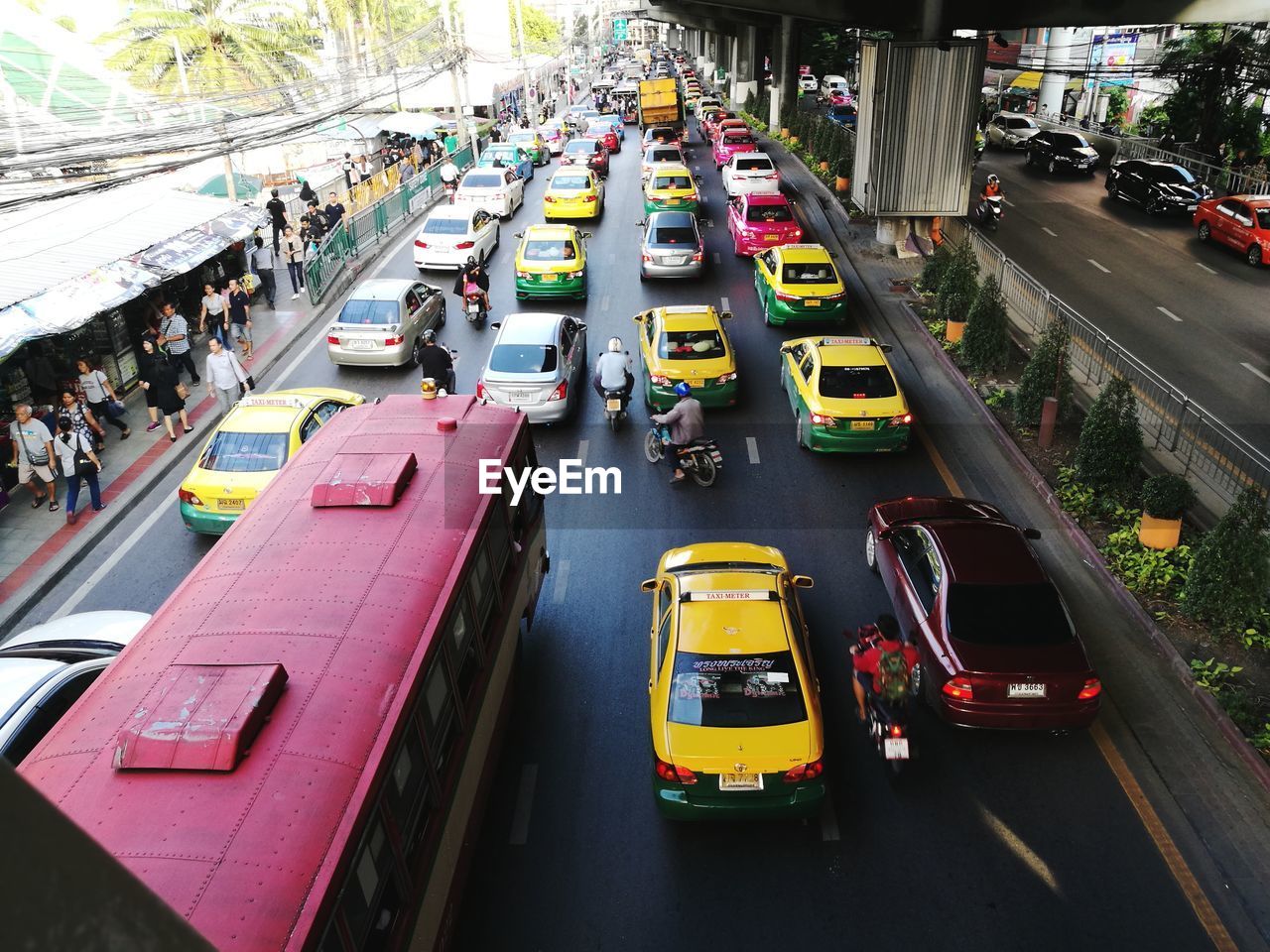 HIGH ANGLE VIEW OF CARS ON CITY STREET