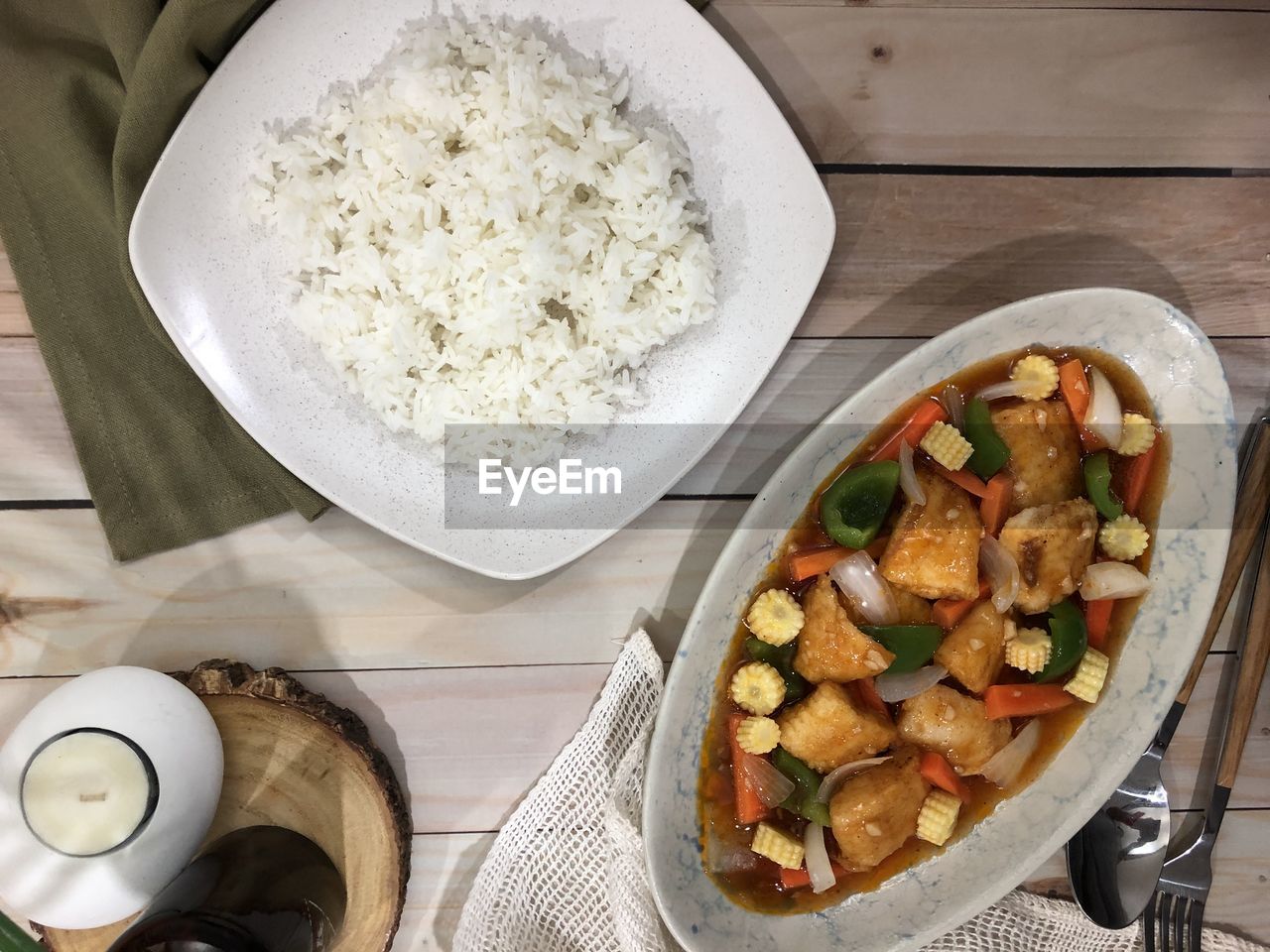 HIGH ANGLE VIEW OF MEAL SERVED IN TRAY