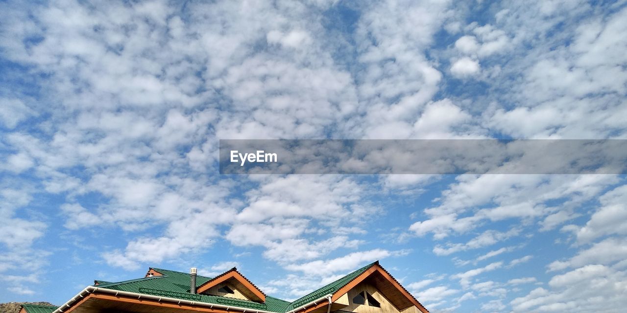 LOW ANGLE VIEW OF HOUSE AGAINST SKY