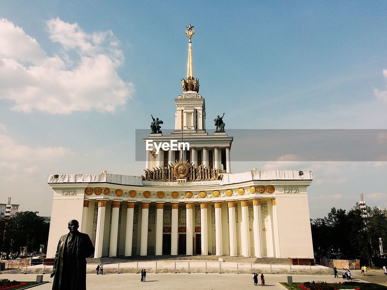 STATUE OF HISTORICAL BUILDING