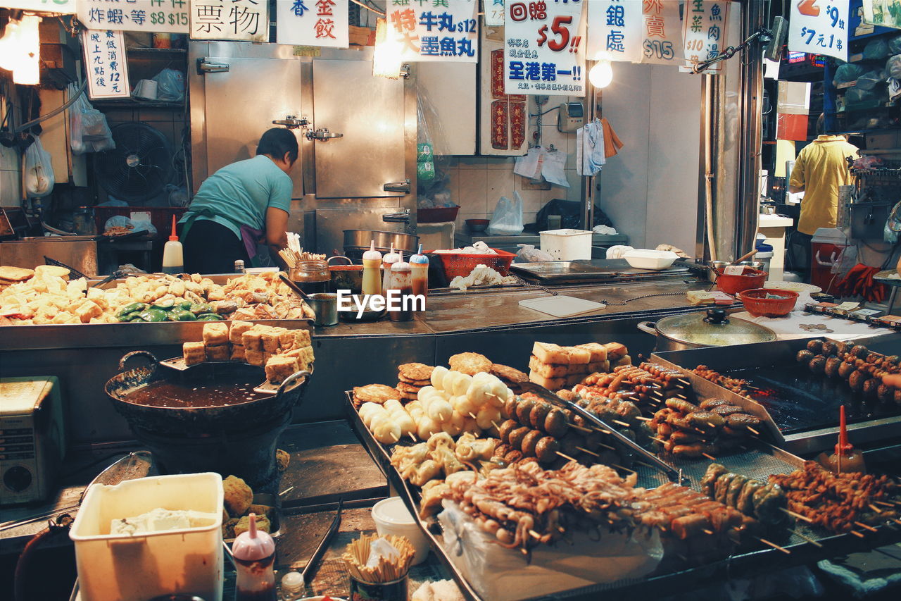 FULL FRAME SHOT OF PREPARING FOOD IN MARKET