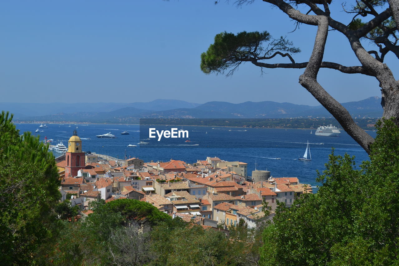 HIGH ANGLE VIEW OF SEA AGAINST CLEAR BLUE SKY