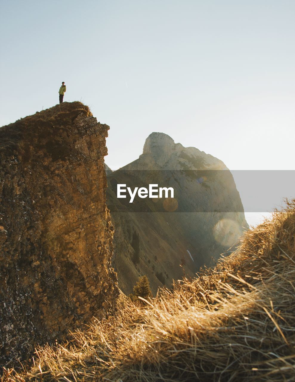 LOW ANGLE VIEW OF MAN AGAINST SKY