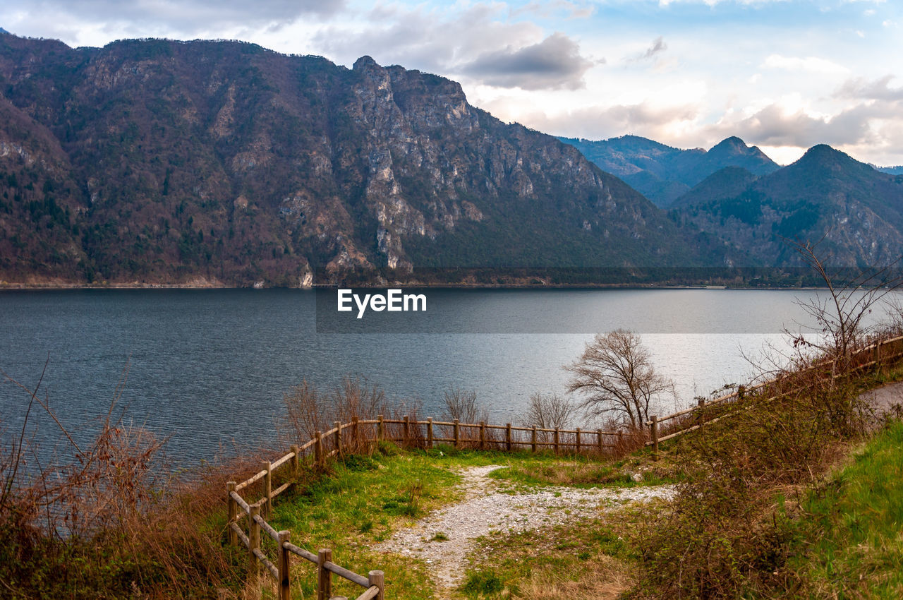 SCENIC VIEW OF LAKE BY MOUNTAIN AGAINST SKY