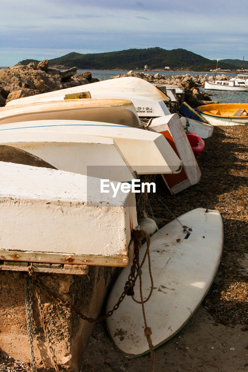 HIGH ANGLE VIEW OF BOATS MOORED ON BEACH