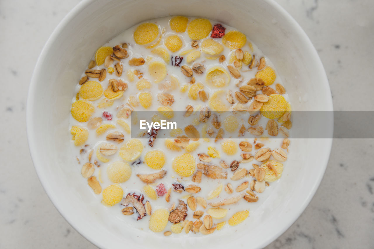 HIGH ANGLE VIEW OF BREAKFAST IN BOWL