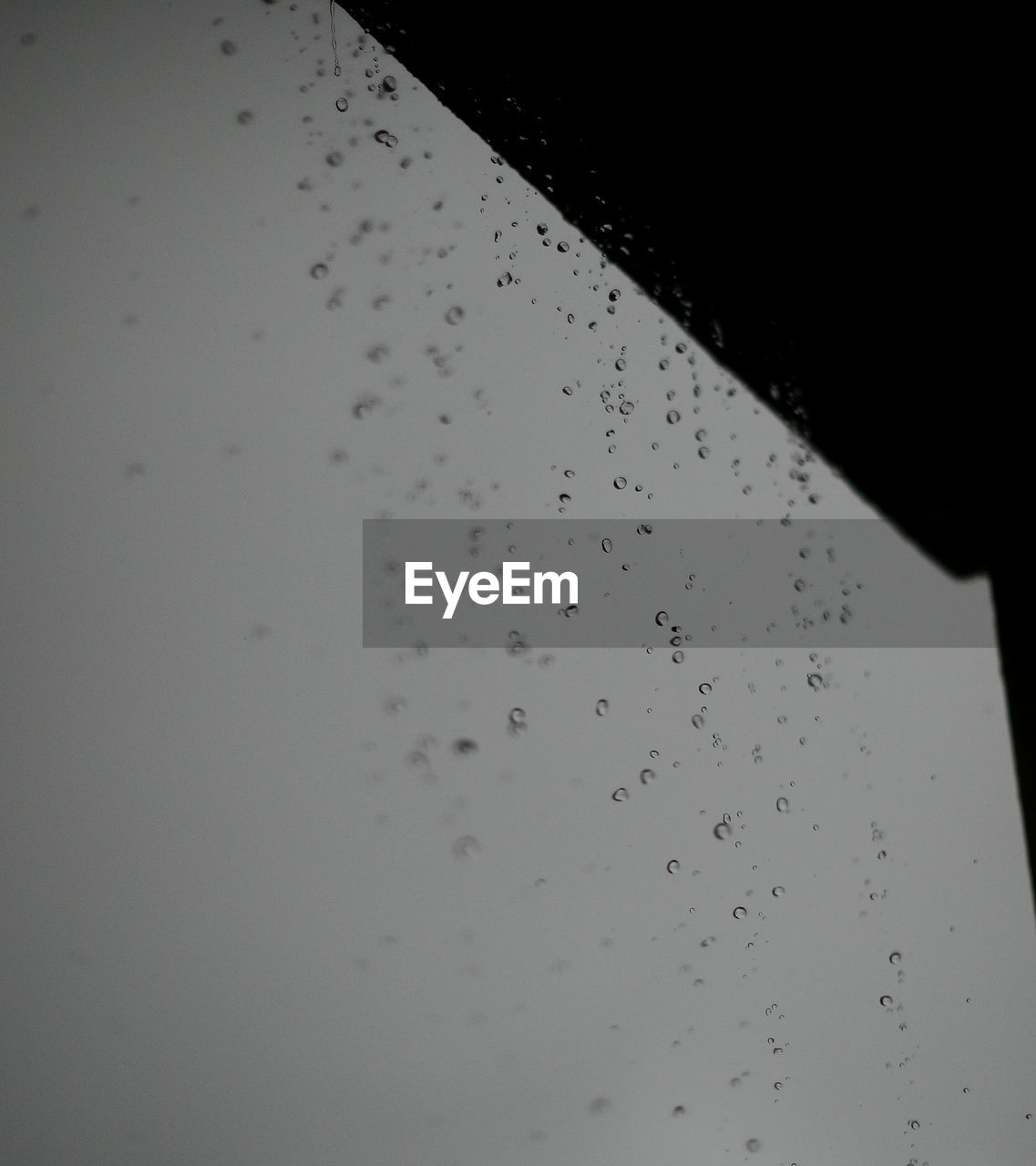 CLOSE-UP OF WATER DROPS ON GLASS