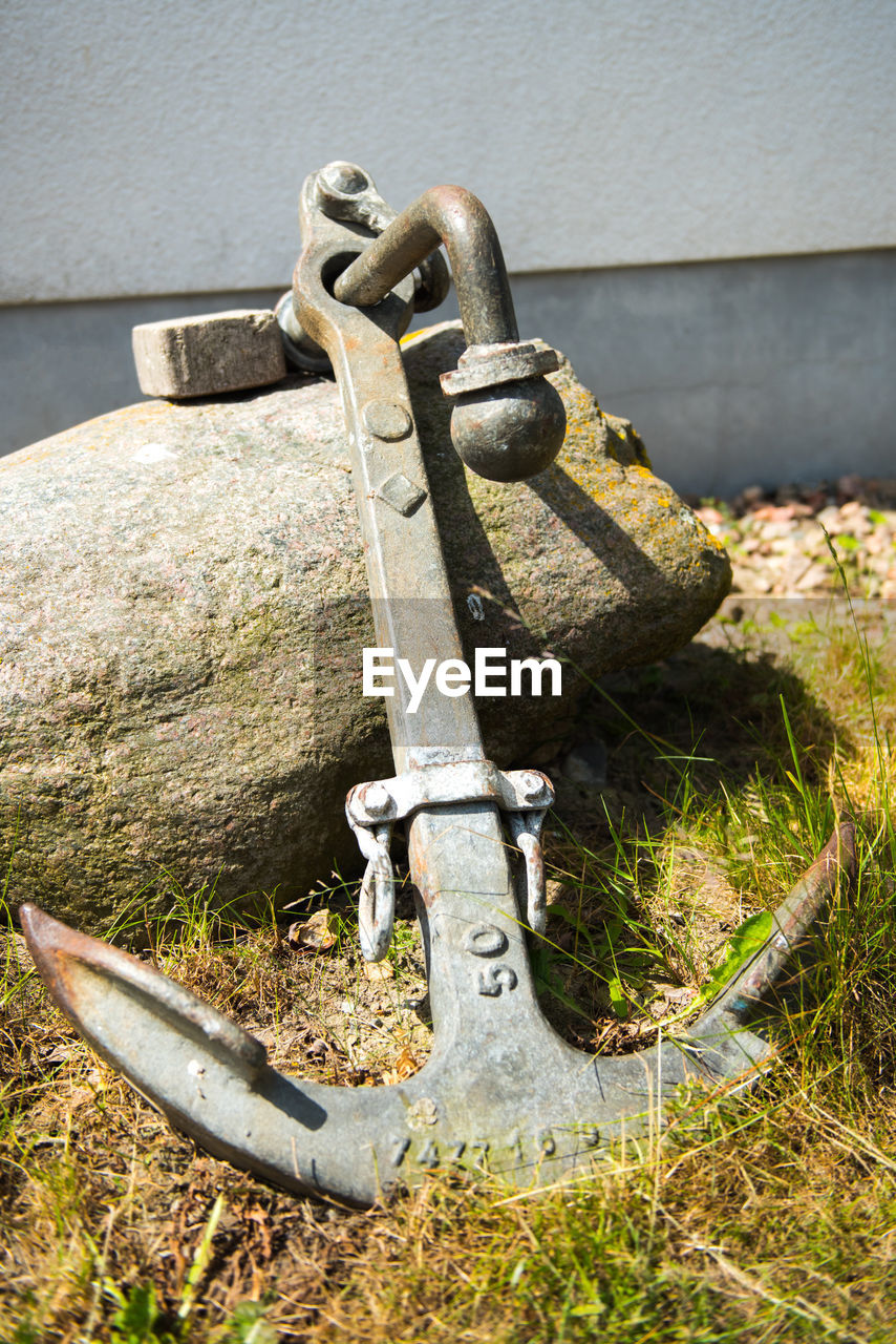 CLOSE-UP OF RUSTY METAL OUTDOORS