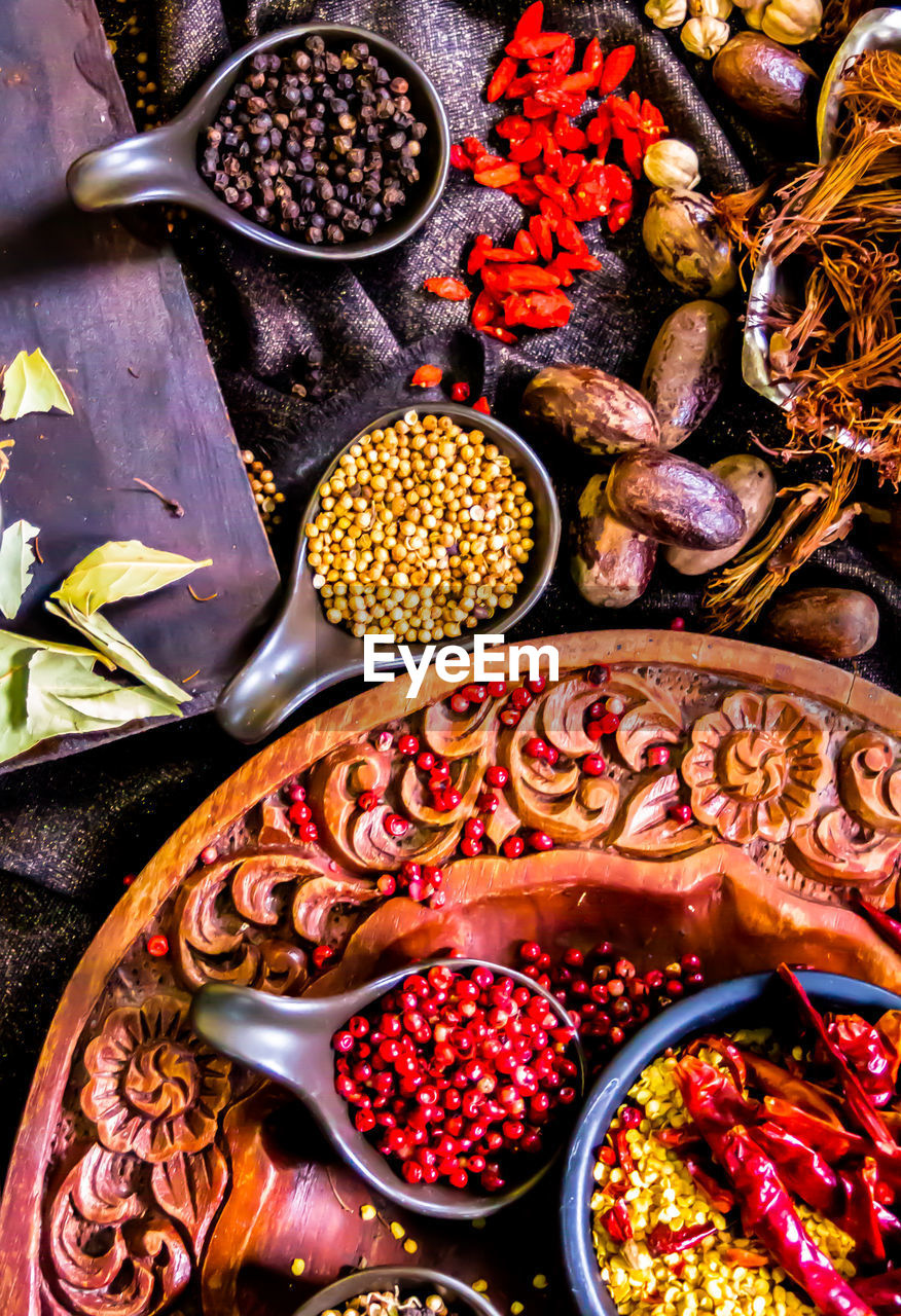 HIGH ANGLE VIEW OF VARIOUS FRUITS IN TRAY