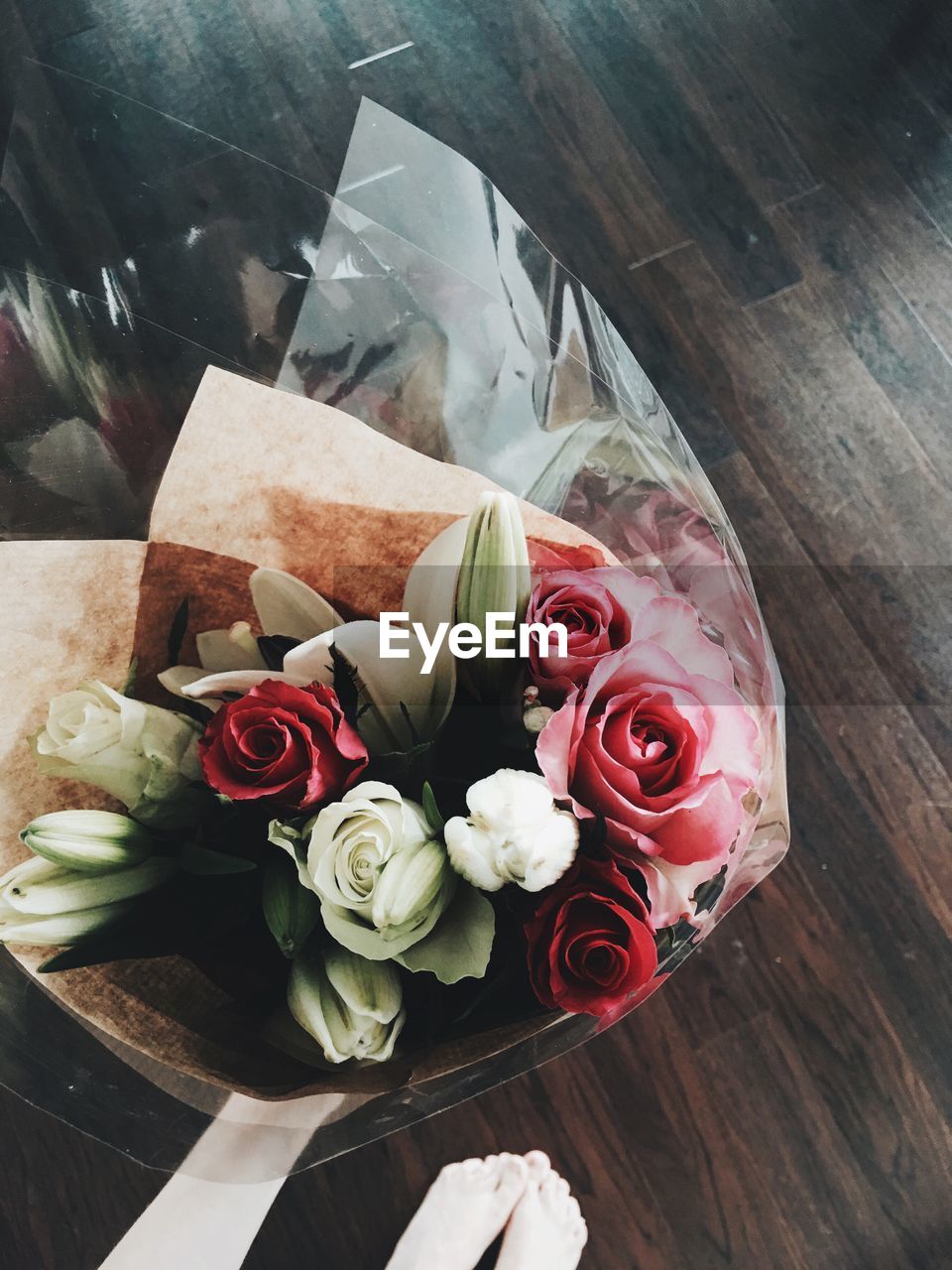 CLOSE-UP OF ROSE BOUQUET