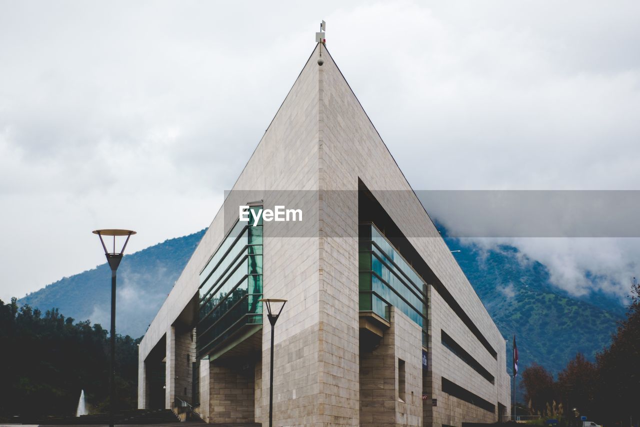 LOW ANGLE VIEW OF BUILDINGS AGAINST SKY