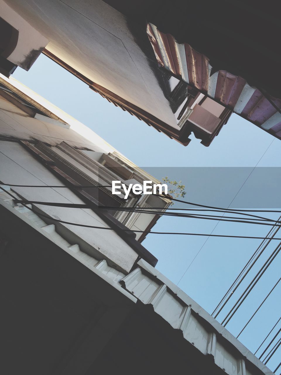 LOW ANGLE VIEW OF BUILDINGS AGAINST SKY