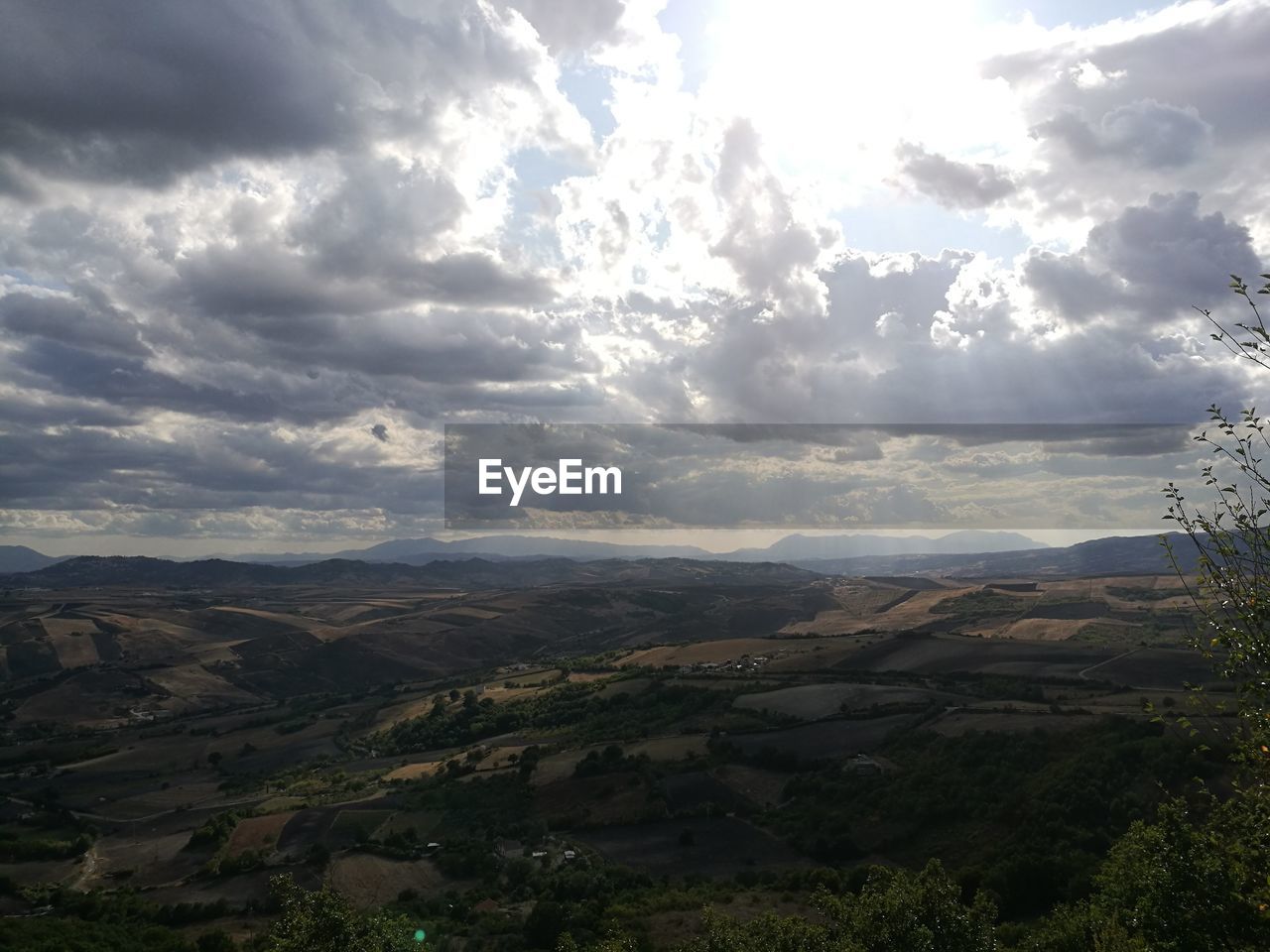 SCENIC VIEW OF LANDSCAPE AND MOUNTAINS AGAINST SKY