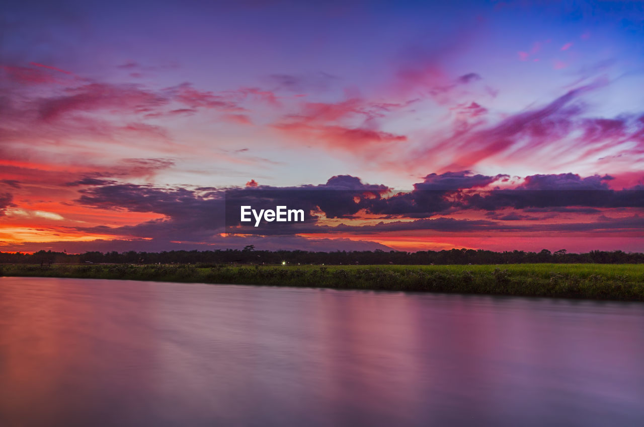 SCENIC VIEW OF LAKE AGAINST ROMANTIC SKY