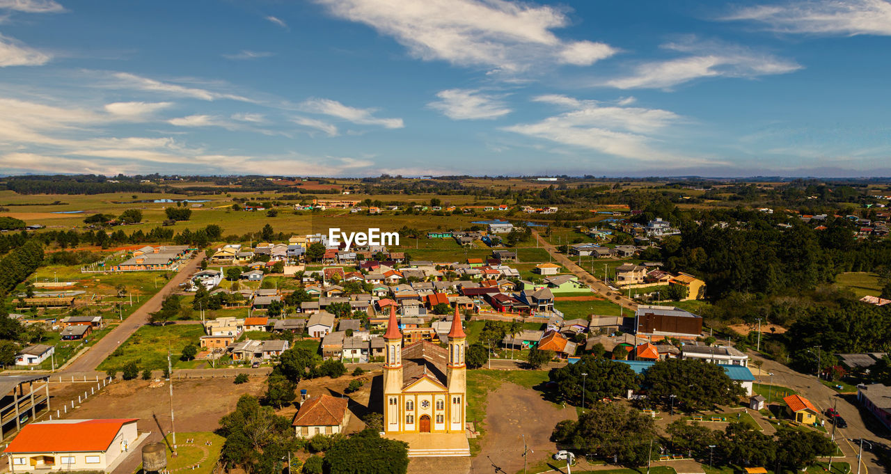 HIGH ANGLE VIEW OF TOWNSCAPE AGAINST SKY IN CITY