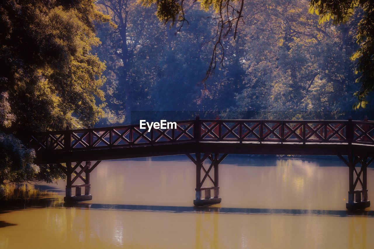 VIEW OF BRIDGE OVER RIVER AGAINST SKY