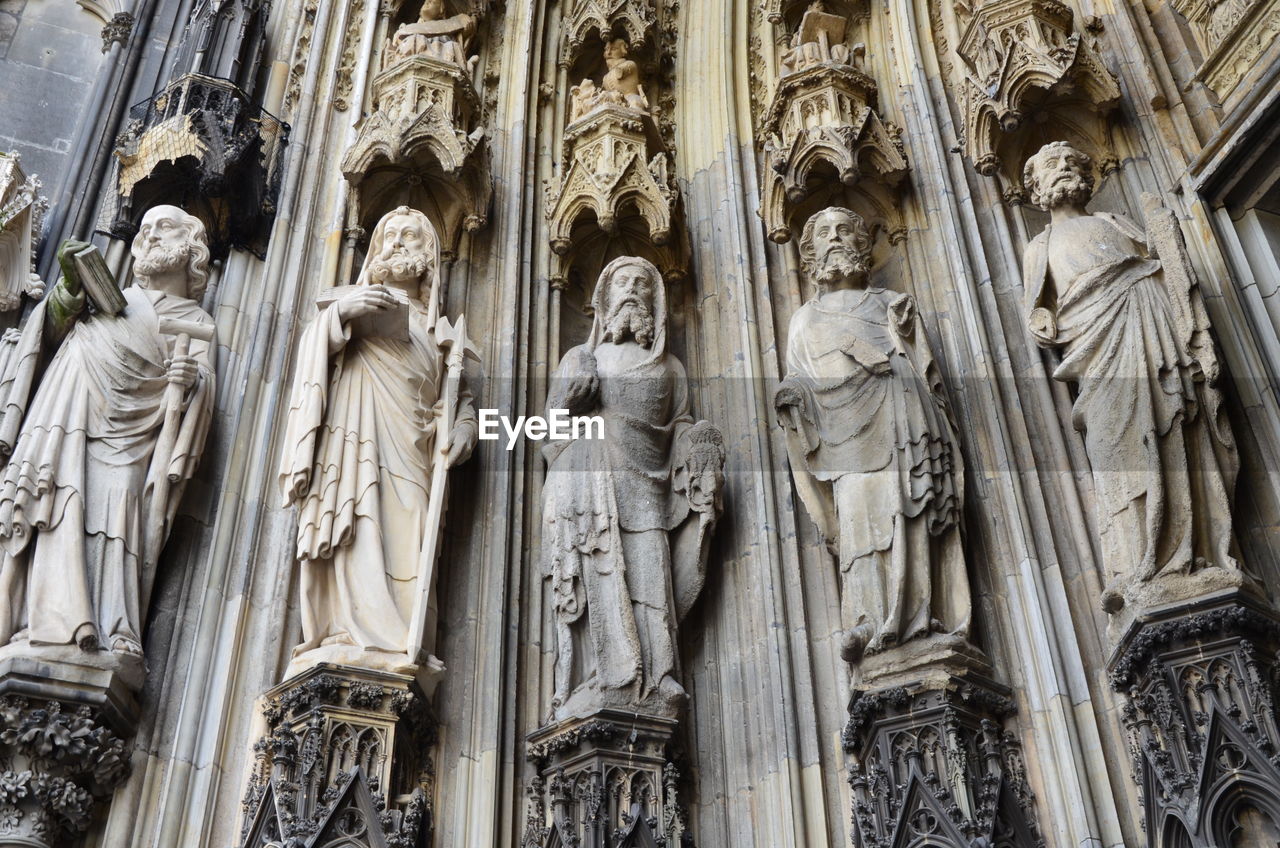 LOW ANGLE VIEW OF STATUE OF STATUES AT TEMPLE