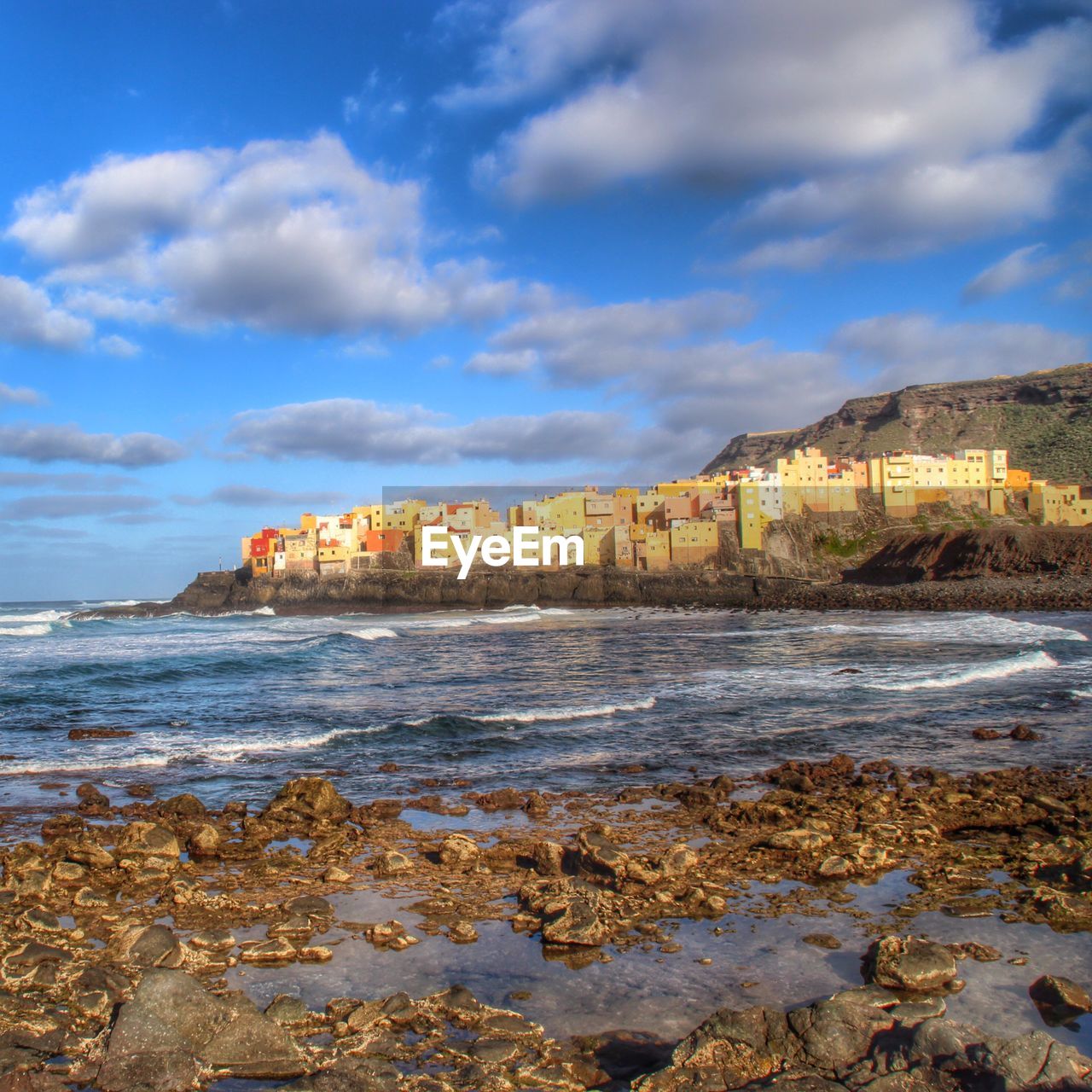 SCENIC VIEW OF SEA AGAINST BUILDINGS