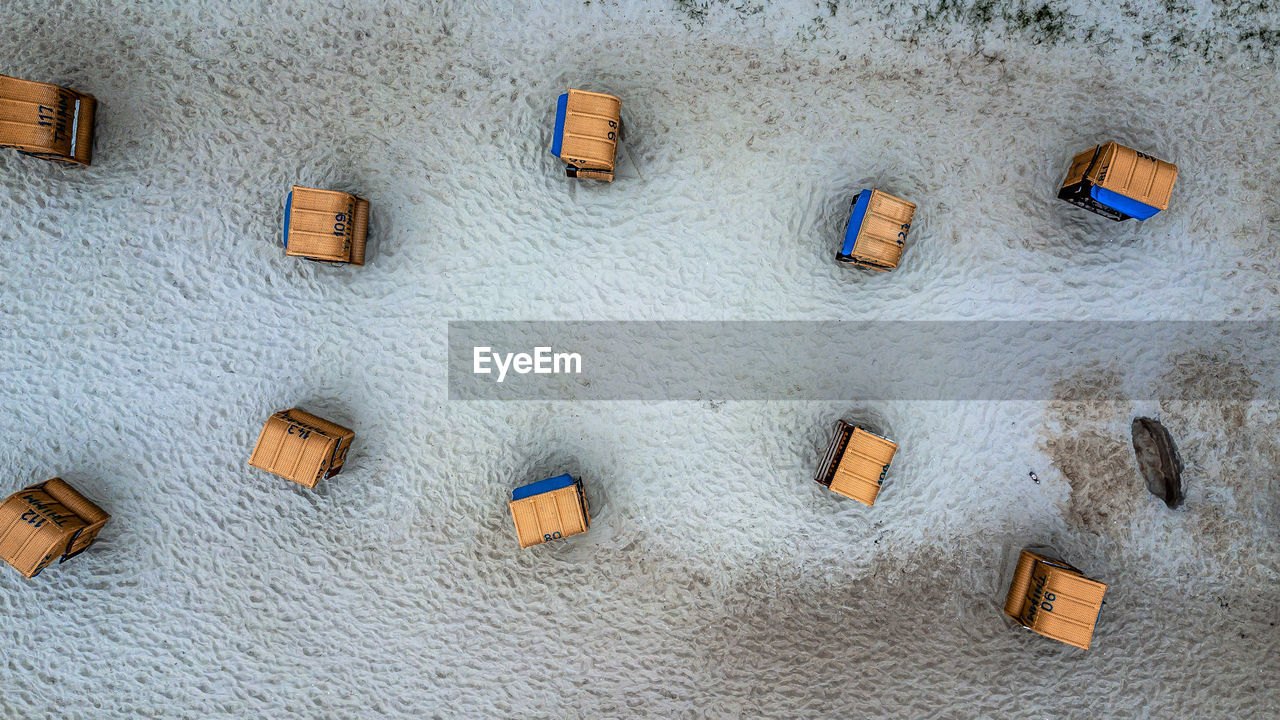 HIGH ANGLE VIEW OF COLORED PENCILS IN ROW