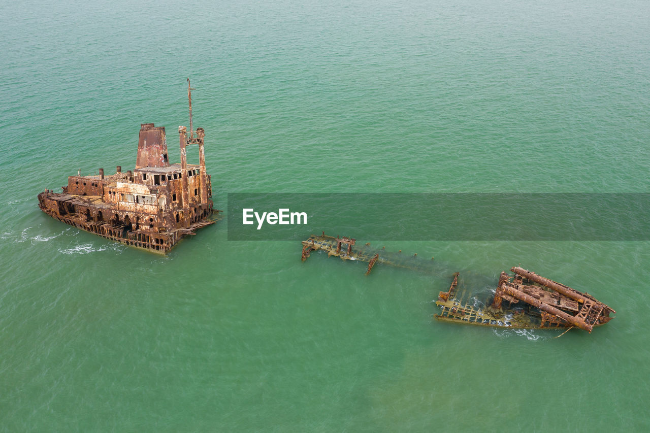 HIGH ANGLE VIEW OF CONTAINER SHIP IN SEA