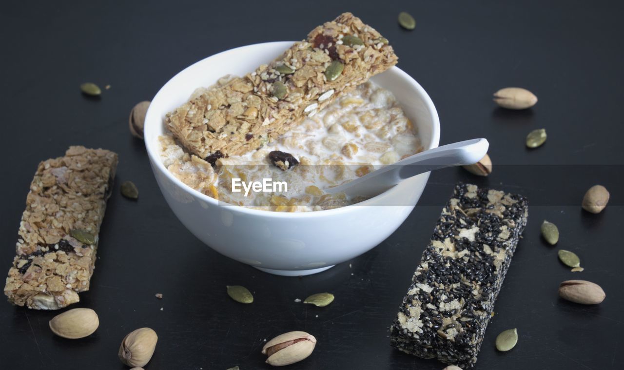 HIGH ANGLE VIEW OF BREAKFAST SERVED IN BOWL