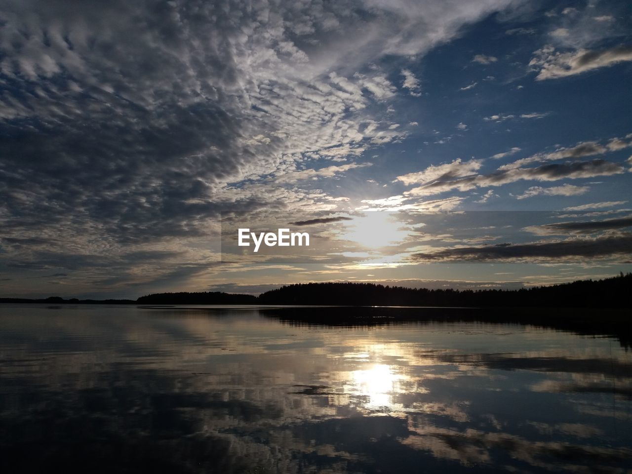 SCENIC VIEW OF LAKE AGAINST SUNSET SKY